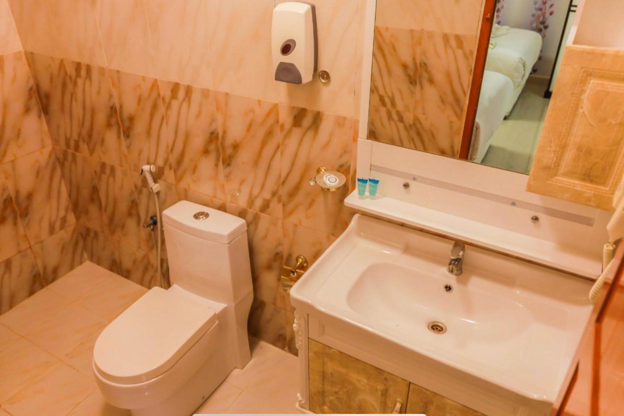 Capital O 141 Golden Rays Hotel Ibrā エクステリア 写真